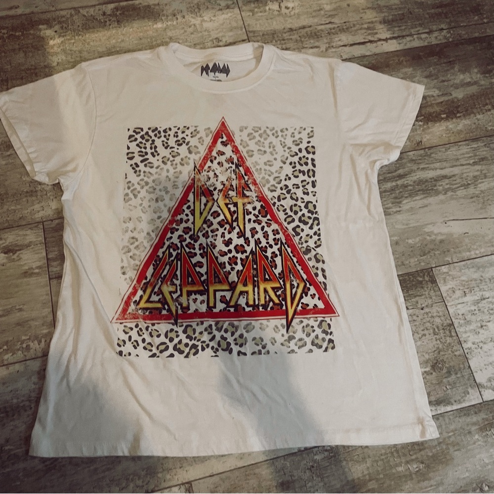 Cheetah Print Def Leppard Graphic Teeshirt - image 1